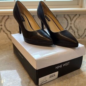 Women’s Nine West Shelbe platform black pumps, 8M